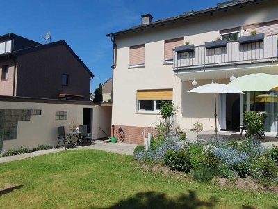 Geschmackvolle, modernisierte 2,5-Raum-EG-Wohnung mit Balkon und Einbauküche in Essen-Überruhr
