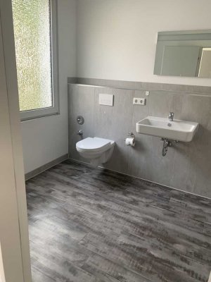 Attraktive und vollständig renovierte 2-Raum-Wohnung mit gehobener Innenausstattung in Wuppertal