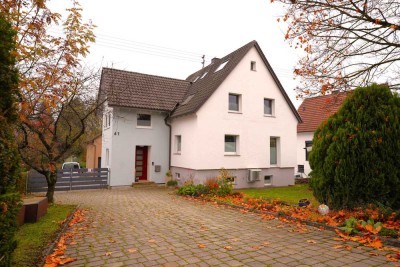 Freistehendes Einfamilienhaus mit Doppelgarage und Nebengebäuden, großer Garten