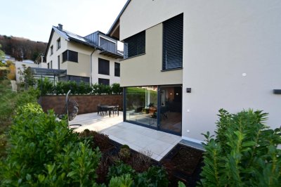 MATTSEE | Modernes Doppelhaus in Hanglage mit traumhafter Aussicht