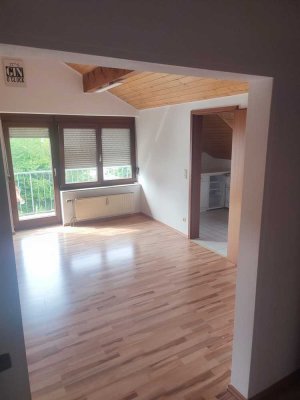 Schöne 2,5 Zimmer Dachgeschosswohnung mit Balkon in Untergruppenbach-Donnbronn (Donnywood).