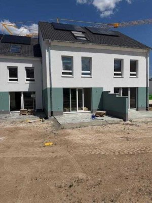 Erstbezug! Reihenmittelhaus mit Küche, zwei Bädern und vier Schlafzimmern