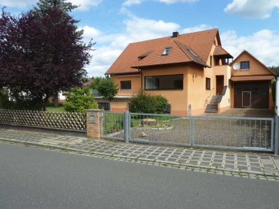 Ideal für 2 Familien: Mehrfamilienhaus mit gehobener Innenausstattung in Nürnberg Fischbach