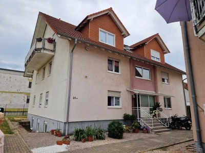 Dachgeschoßwohnung links 3 ZKB mit großem Balkon frei ab 01.1.2025 Blick in die Weinberge