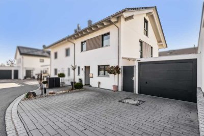 Moderne Doppelhaushälfte (BJ 2014, Energieeffizienz A+) mit gepflegtem Garten in ruhiger Süd-Lage