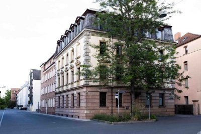 5,1 % Rendite mit Potential! Möblierte 2-Zimmer-Wohnung & Altbau-Charme in Glockenhof!