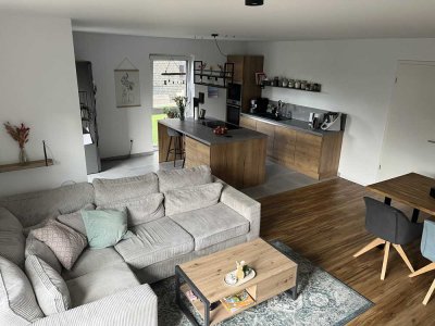 Moderne Erdgeschosswohnung mit Garten und Garage