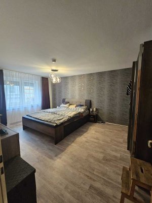 Großzügige Wohnung mit zweieinhalb Zimmern und Balkon in Duisburg-Ruhrort