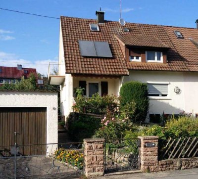 Doppelhaushälfte mit großem Garten in ruhiger Lage