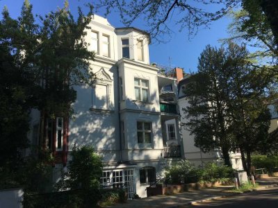 Helle 3,5 Zi Dachgeschosswohnung nahe Roseneck mit neuem Bad, Gäste-WC, Kamin, Balkon und Terrasse