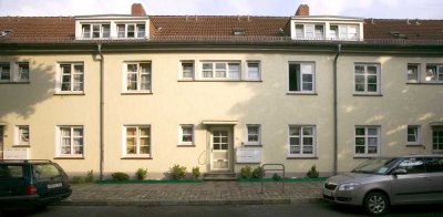 kleine Dachgeschosswohnung mit Duschbad und Gartenmitbenutzung