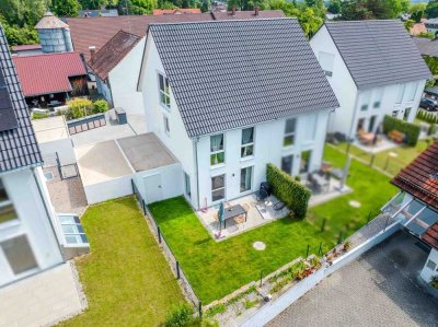 Neuwertige Doppelhaushälfte mit gehobener Ausstattung, Garage, Stellplatz und Hobbyraum
