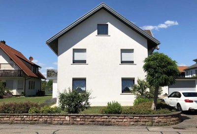 Schöne 2,5-Raum-DG-Wohnung mit EBK und Balkon sowie Gartenhaus in Achern