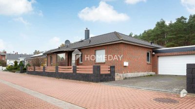 Wohnoase am Waldrand: Bungalow mit Kamin, Garten, Terrasse, Salzwasserpool, Doppelgarage & Werkstatt