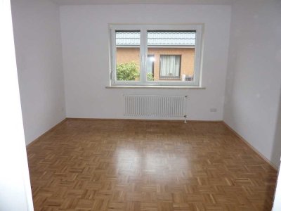 Ansprechende und vollst. renovierte 2,5-Zimmer-Hochparterre-Wohnung mit geh. Innenausstattung