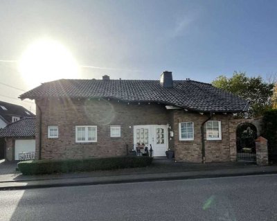 Großzügiges Einfamilienhaus mit Doppelgarage und großem Garten in Alfter