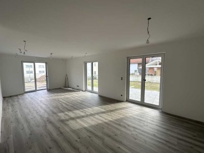 Neubau-Erstbezug – Hochwertige 4-Zimmer-Gartenwohnung (ca. 124qm) mit zwei Terrassen in ruhiger Lage