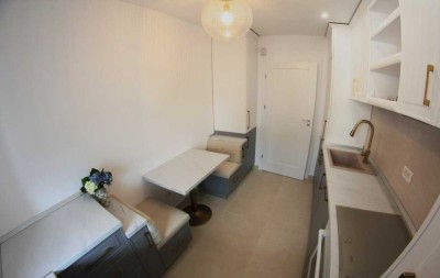 Freundliche und vollständig renovierte 2-Zimmer-Wohnung mit Balkon und EBK in Kitzingen