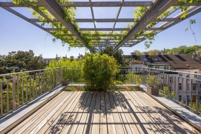 Familiendomizil: Penthouse mit Ateliercharakter, großen Terrassen und Grünblick
