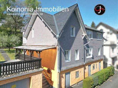 Gepflegtes Zweifamilienhaus mit großem Garten und Doppelgarage in Niederschelden