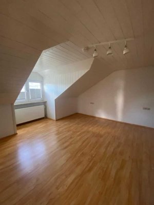 Nachmieter gesucht (1. Nov) Helle Dachgeschosswohnung