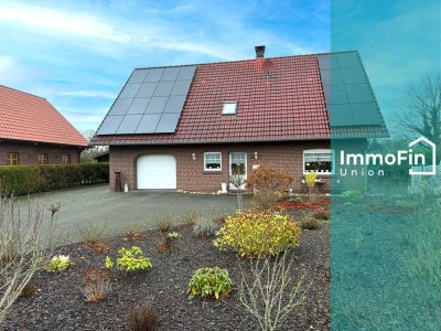 Komfortables Einfamilienhaus mit integrierter Garage, PV-Anlage und Blick ins Grüne