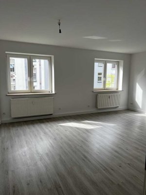 2 Zimmer-Wohnung (1WZ/1SZ) mit großer Wohnküche