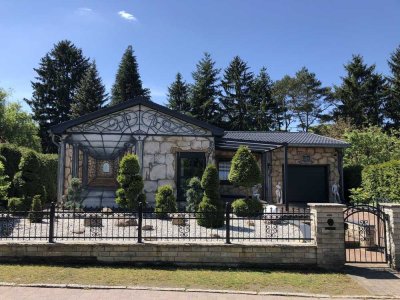 Winkelbungalow gehoben und modernisiert, mit Pool direkt an der Briese.
