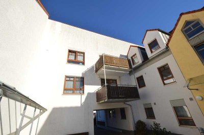 Freie 3-Zi.-DG-Whg. mit Einbauküche und ca. 6 m² Westbalkon in den Innenhof in Niedertraubling