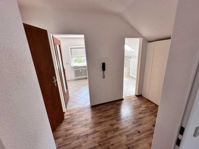 Wertiges Dachstudio mit offenem Wohn-Schlafbereich, nächste Nähe zum Flughafenbus