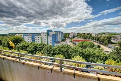 Bezugsfreie 2,5-Zimmer-Wohnung mit sonniger Loggia, Aufzug und Tiefgarage