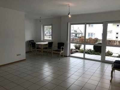 Gepflegte 4-Zimmer-Erdgeschosswohnung mit Terasse, Einbauküche und 2 Auto Stellplätzen in Lohr