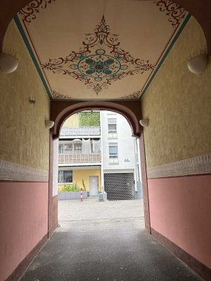 Zentral gelegene 2-Zimmer-Wohnung mit Balkon und Tiefgaragenstellplatz in Offenbach