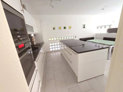 + EINMALIGE CHANCE + Lichtdurchflutete, traumhafte Doppelhaushälfte Stadtgrenze Wien – wfl. 143,00 m² + WZ 47,00 m² + moderne Markenküche mit Kochinsel + Luftwärmepumpe +