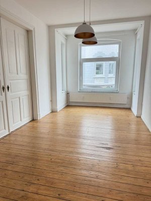 Helle und geräumige Altbauwohnung mit Terrasse in zentraler Lage!