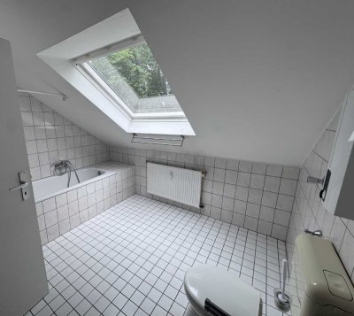 Gemütliche und großzügige 2,5 Zimmer - Altbauwohnung im Dachgeschoss