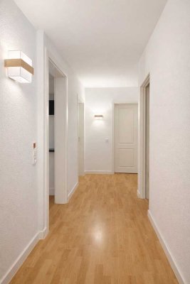 Helle, frisch teilsanierte Wohnung mit Südausrichtung, Balkon, Stellplatz & separatem Eingang