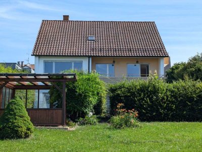 Schmuckes Einfamilienhaus mit Garten und Baugrund