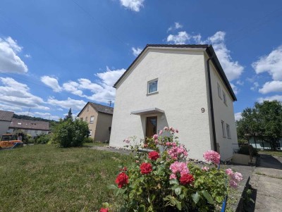 Gepflegtes Ein- bis Zweifamilienhaus  mit Pelletheizung, großem Garten  und Ausbaumöglichkeiten