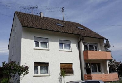 Attraktive 4 Zimmer Wohnung im Hochpaterre  in Dreifamilienhaus mit Garage