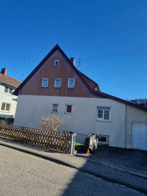 Großes Zweifamilienhaus mit Sonnenterrasse in guter, sehr ruhiger Wohnlage