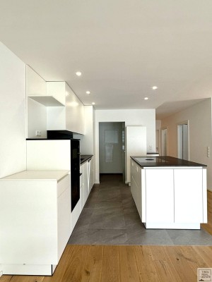VERKAUFT!!! Grandiose 4-Zimmer-Neubauwohnung in zentraler Lage inkl. 2 Tiefgaragenabstellplätze