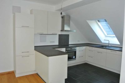 Geschmackvoll, helle 3-Zimmer-DG-Wohnung mit Loggia und Einbauküche