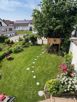 Top gepflegte Doppelhaushälfte mit EBK, Terrasse, gr. Garten sowie Garage in 71126 Öschelbronn