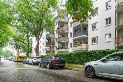 4-Zimmer-Familienwohnung mit Balkon: fußläufig von der Landsberger Allee entfernt