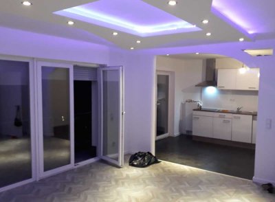 Exklusive 2-Zimmer-Wohnung  nach Sanierung mit S+W-Balkon