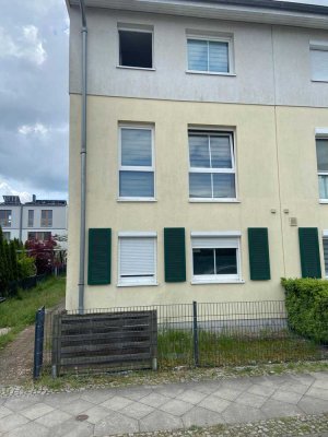 DHH mit wunderschöner Ausstattung und großen Garten neuer EBK und neuer glasüberdachter Terrasse.