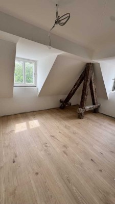Helle 2-Zimmer-DG-Wohnung mit Loggia Richtung Osten