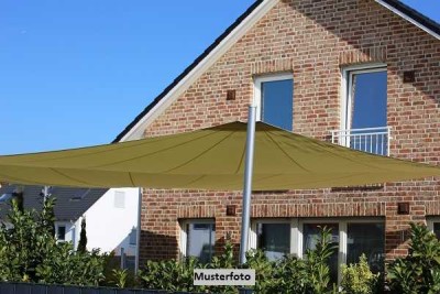 Einfamilienhaus mit Terrasse und Garage