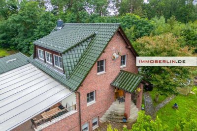 IMMOBERLIN.DE - Überzeugend gebautes Haus mit Einliegerwohnung, Garage & 4,1 Hektar Waldfläche